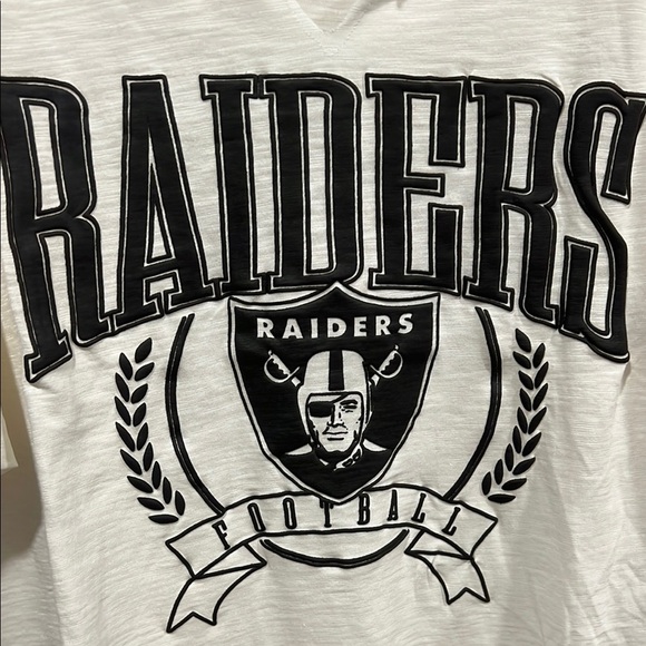 Raiders Graphic Official NFL T-Shirt in Cream - Picture 2 of 7